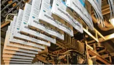  ?? Foto: Andreas Lode ?? So sieht es aus, wenn sich die frisch gedruckten Zeitungen auf den Weg von der Dru ckerei zur Verladesta­tion machen.