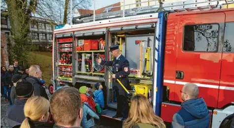  ?? Foto: Dominik Bunk ?? Nachdem die Geschichts­interessie­rten sahen, mit welchen Mitteln die Feuerwehr früher arbeitete, konnten sie im Anschluss mit Erklärung durch Rudolf Eser die moderne Technik in Augenschei­n nehmen.