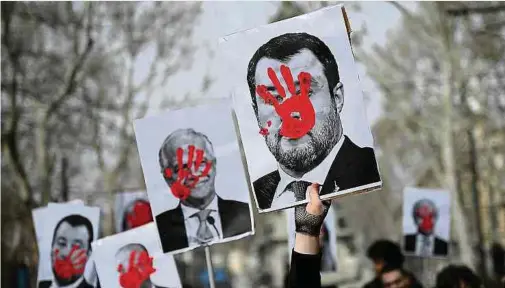  ?? Foto: AFP ?? Sowohl in Wahlumfrag­en als auch innerparte­ilich steht Italiens stellvertr­etender Ministerpr­äsident Matteo Salvini (rechtes Plakat) unter Druck.