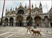  ?? (Photo AFP ?? La péninsule pourrait relativeme­nt rapidement recommence­r à accueillir les touristes (ci-dessus la place Saint-Marc, à Venise, déserte mercredi).