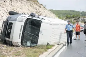  ??  ?? KOD ŠIBENIKA U prometnoj nesreći na državnoj cesti D-1 prevrnuo se jučer kombi, a jedna je osoba ozlijeđena.