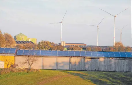  ?? FOTO: GRASER ?? Photovolta­ik, Windkraft und Biogasanla­gen auf einen Blick: Aus diesen drei Quellen schöpft sich die Energieerz­eugung in Pfahlheim