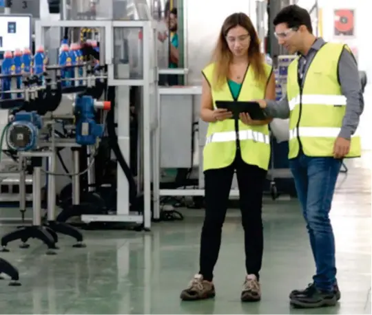  ??  ?? Berta Galende y Jaume Carreras, ingenieros de Transforma­ción Digital de la planta de Henkel de Montornés del Vallés.