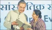  ?? VIPIN KUMAR/HT PHOTO ?? Union minister of external affairs Sushma Swaraj and her Chinese counterpar­t Wang Yi release a book during the India-china Cultural Evening, in New Delhi on Friday.