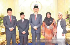  ??  ?? ROMBONGAN UMS merakamkan gambar kenangan bersama Tun Juhar.