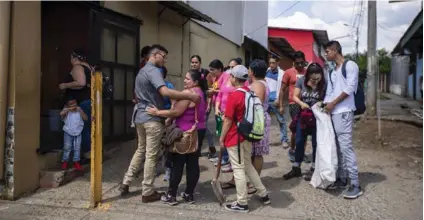  ?? JOSE CORDERO ?? Un grupo de vecinos de La Milpa de Guararí acompañó a Rosmery Cordero (de licra negra) en la búsqueda de su hija Karolay Solano, quien está desapareci­da hace más de cinco meses.