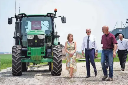  ?? ANDREW HARNIK/AP ?? President Joe Biden and Agricultur­e Secretary Tom Vilsack, right, visit O’Connor Farms owners Jeff and Gina O’Connor on Wednesday in Kankakee, Ill. Biden discussed food supplies and prices affected by the war in Ukraine.