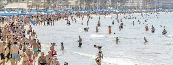  ?? Photo: David Revenga ?? Benidorm was nearly full - and the beaches were packed