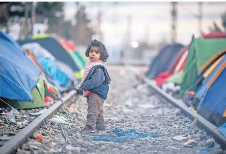  ?? FOTO: KAY NIETFELD/DPA ?? Ein Kind steht in einem Flüchtling­slager an der Grenze zwischen Griechenla­nd und Mazedonien, ebenfalls Teil der Balkanrout­e.