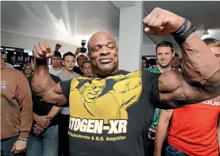  ?? PETER DRURY/STUFF ?? Ronnie Coleman, Mr Olympia from 1998 to 2005, drawing the fans on a trip to New Zealand.