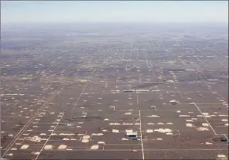  ?? LINSMAN/THE NEW YORK TIMES ILANA PANICH- ?? The landscape is dotted with pumps and rigs in Midland, Texas, on February 10.