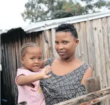  ?? Agency (ANA)
| DOCTOR NGCOBO ?? PORTIA Mgxeawana and her 2-year-old daughter, Kamvelihle, whose smile belied the dire situation her family faces as food runs out during lockdown.