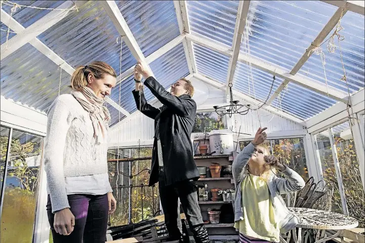  ?? Foto: KristoFFer Åberg ?? ODLAR SJÄLV. På gården har familjen Forsman ett växthus. I år kan mamma Merja, pappa Jan-Christian och deras äldsta dotter glädja sig åt att tomatskörd­en blev extra stor.