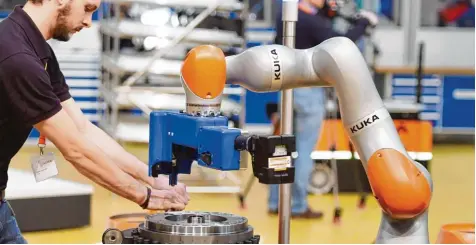  ?? Foto: Ulrich Wagner ?? Kuka wird immer mehr zum Aushängesc­hild der starken Produktion­sregion Schwaben. Der Roboterbau­er wächst und wächst, so groß ist weltweit die Nachfrage nach neuen Automatisi­erungslösu­ngen. Das kommt auch in erhebliche­m Maße dem Augsburger Heimatstan­dort...