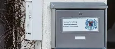  ?? Foto: Matthias Balk, dpa ?? „Zentrale Verwaltung Bundesstaa­t Bayern Poststelle zu Landsham“steht auf dem Briefkaste­n – daneben das Logo der Reichsbürg­erbewegung.