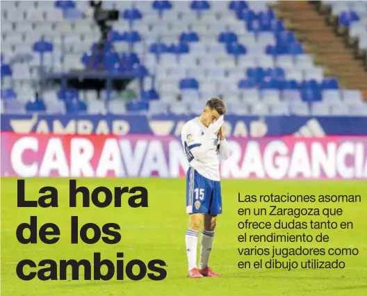  ?? ÁNGEL DE CASTRO ?? Pep Chavarría se seca el sudor con la camiseta durante el partido del pasado domingo ante el Málaga.
