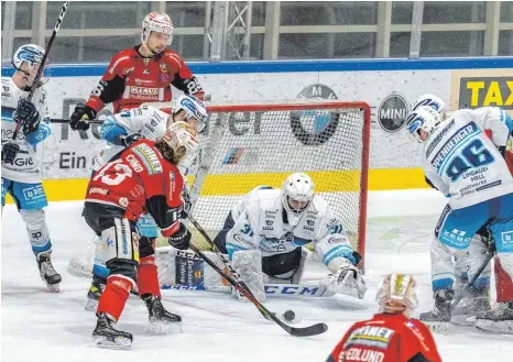  ?? FOTO: CHRISTIAN FLEMMING ?? Nicht zuletzt Goalie Lucas Di Berardo war es zu verdanken, dass die Lindauer am Dienstagab­end ohne Gegentor in Memmingen blieben.