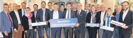  ?? FOTO: BERND TREFFLER ?? Die Jury des Spenden-Adventskal­enders 2018 mit den Rathausche­fs aus den Kommunen sowie Vertretern der Volksbank Allgäu-Oberschwab­en und der „Schwäbisch­en Zeitung“.