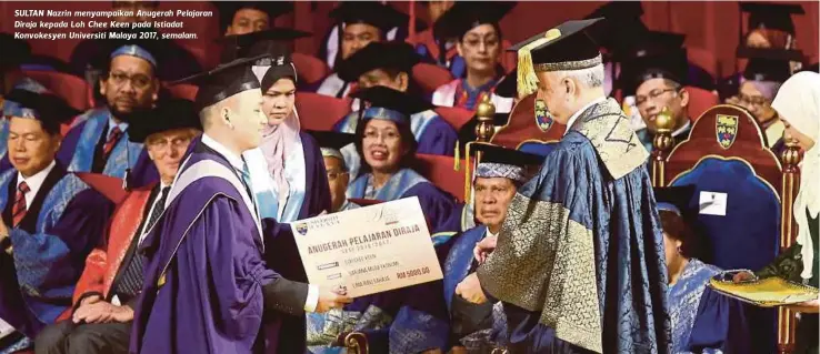  ??  ?? SULTAN Nazrin menyampaik­an Anugerah Pelajaran Diraja kepada Loh Chee Keen pada Istiadat Konvokesye­n Universiti Malaya 2017, semalam.