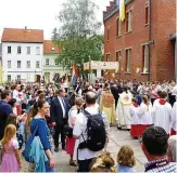  ?? FOTOS: SOPHIE KUNERT ?? Zahlreiche Teilnehmer und Gäste hatte die gestrige Fronleichn­amsprozess­ion, die an der Kirche begann und zum Carolinenh­eim führte.