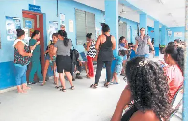  ?? FOTO: FRANKLIN MUÑOZ ?? ATENCIÓN. La apertura de la clínica de dengue del centro de salud Miguel Paz Barahona ha ayudado a disminuir el ingreso de pacientes con dengue al Rivas.