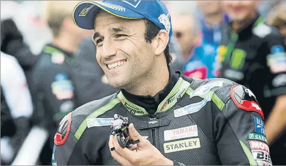  ?? FOTOS: GETTY ?? El rookie Johann Zarco era la felicidad personific­ada en el corralito de Assen tras firmar su primera pole MotoGP en su 8º GP y superar al rey histórico de este capítulo, Marc Márquez, por 65 milésimas. Naufragio de Viñales que sólo pudo terminar 11º