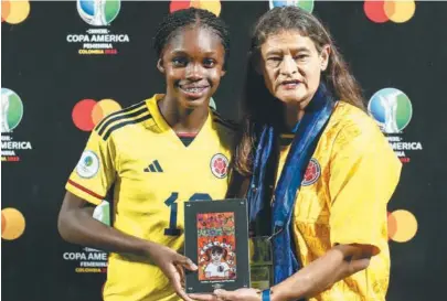  ?? / Copa América ?? Myriam Guerrero, primera capitana de la selección femenina de Colombia, entrega reconocimi­ento a Linda Caicedo.