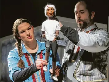  ?? Foto: Michael Hochgemuth ?? Ein großartige­s Team spielt „Samia läuft“: die Schauspiel­erin Kristina Altenhöfer und der Puppenspie­ler Maik Evers mit der Puppe Samia.