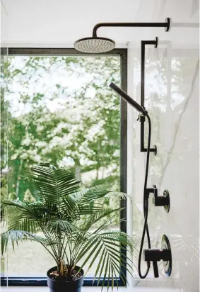  ??  ?? « Less is more » : voilà une expression qui colle bien à cette douche ! Seule une paroi en verre sans cadre la sépare du reste de la pièce. Cela permet de mettre en valeur les carreaux de marbre qui rehaussent l'élégance du design.