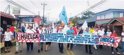  ?? ÉDGAR CHINCHILLA ?? La agencia Moody’s consideró que el descontent­o sindical con la reforma fiscal arriesga la consolidac­ión fiscal en las finanzas del Gobierno. Imagen de protestas ayer en Ciudad Quesada, San Carlos.