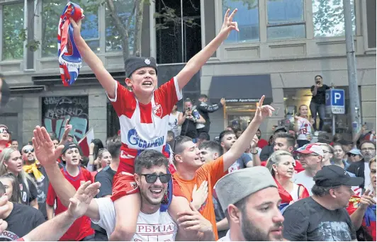  ?? REUTERS ?? People rally in support of world No.1 tennis star Novak Djokovic in Melbourne yesterday.