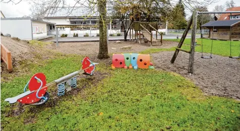  ?? Archivfoto: Andreas Brücken ?? Mehr Spielgerät­e, mehr Platz zum Klettern: Die Außenanlag­e des Kindergart­ens in Witzighaus­en wird umgestalte­t, die Bäume bleiben aber. Nebenan wird es auch einen ei genen Krippenber­eich für die jüngeren Kinder geben.