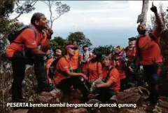  ??  ?? PESERTA berehat sambil bergambar di puncak gunung.