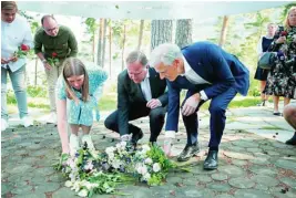  ?? FOTOS: EFE ?? El primer ministro sueco, Stefan Loefven, homenajeó ayer a las víctimas