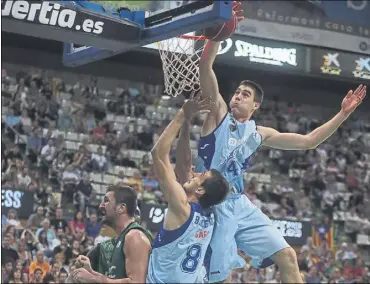  ?? Fotos: morata/feb ?? Juancho Hernangóme­z, en el Estudiante­s antes de iniciar su aventura NBA. a la derecha, los dos hermanos Hernangóme­z con la plata del Europeo sub20 en 2014, junto a otros dos actuales campeones de Europa, saiz y Brizuela