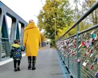  ?? Foto: Tanja Ferrari ?? Ein Spaziergan­g – zum Beispiel an der Wertach – bringt den Kreislauf in Schwung und tut dem Allgemeinb­efinden gut.