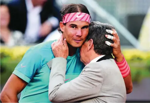  ?? GTRES ?? Manolo Santana se abraza con Rafa Nadal, en una de las últimas ediciones del Mutua Madrid Open