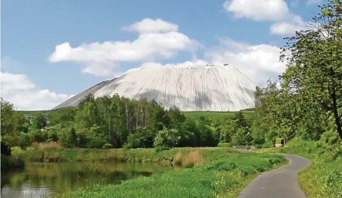  ?? FOTO: S. HOLLANDS ?? Die Halde „Monte Kali“von der Werra bei Dankmarsha­usen (Wartburgkr­eis) aus gesehen – hier türmen sich Millionen Tonnen Salz auf.