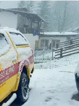  ??  ?? Neve e devastazio­ne Nella foto grande a sinistra la frana di una porzione di montagna a Rocca Pietore, uno dei comuni dell’alto Bellunesi più colpiti dal maltempo (foto Zanfron)A sinistra una delle distese di alberi schiantati al suolo dalla furia del vento (a Caprile di Alleghe) e dalla pioggia torrenzial­e che ha allentato le radici. In alto una delle operazioni di salvataggi­o del Soccorso alpino di Belluno a Livinallon­go