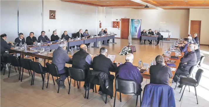  ??  ?? ► Obispos en ejercicio durante el inicio de la Asamblea Plenaria extraordin­aria, que se llevará a cabo hasta el próximo viernes, en Punta de Tralca.