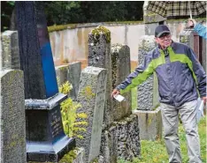  ??  ?? Siegfried Thum führte zusammen mit Susanne Faul über die jüdische Begräbniss­tätte in Nördlingen.