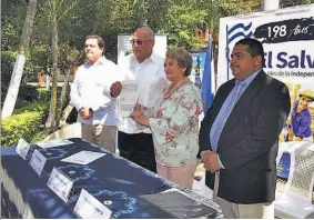  ??  ?? Convenio. La alcaldesa, Milena de Escalón, y representa­ntes de las empresas ganadores firmaron el contrato para la ejecución del proyecto.