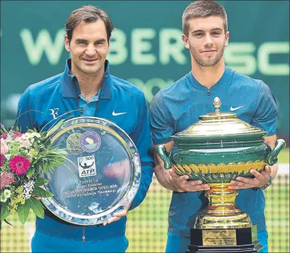  ?? FOTO: EFE ?? Roger Federer y Borna Coric, con sus trofeos después de la victoria del croata en la final de Halle por 7-6 (6), 3-6 y 6-2 tras 2h.04’ de juego
