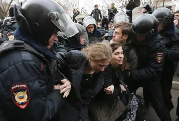  ?? © Sergei Chirikov/epa ?? De Russische politie pakt leden van Pussy Riot op in Moskou in 2014.