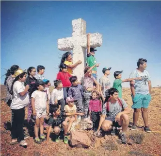  ?? FOTOS: AGENCIA CORONEL PRINGLES ?? JUNTO A un grupo de chicos, en plena meseta patagónica.