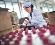  ?? BLOOMBERG ?? A worker packages liquor at a plant of Kweichow Moutai Distillery Co in Zunyi, Guizhou province.