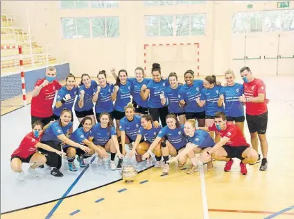  ?? FOTO: LUIS MARI UNCITI ?? Las jugadoras y cuerpo técnico del Bera Bera señalan el sexto entorchado de Copa antes de viajar a Alhaurín de la Torre