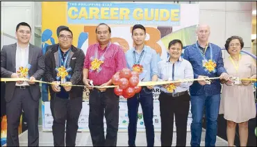  ?? JOEY VIDUYA ?? Jobseekers trooped to Robinsons Galleria as The Philippine STAR opened its two-day Career Guide Job Fair. Joining hands to stage the event are (from left) Darwin Renolayan, regional operations manager, Robinsons Galleria; Stephen Michael Reyes,...