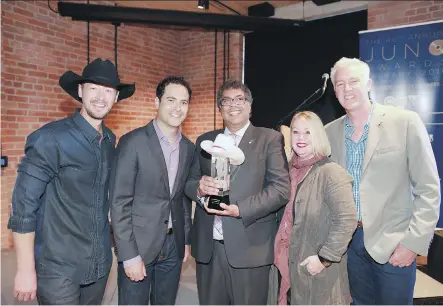  ?? GAVIN YOUNG/ CALGARY HERALD ?? From left, Paul Brandt, Marco DeIaco, VP of sales, sports and major events with Tourism Calgary, Mayor Naheed Nenshi, Jann Arden and Allan Reid, president and CEO with CARAS, with the host city Juno Award presented to Calgary.