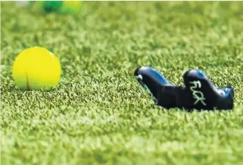 ?? VIDEO SRF ?? Fans beider Lager warfen beim Spiel YB – FCB Tennisbäll­e und Game-Controller auf den Rasen.